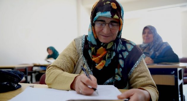 Okuma Yazma Kursuyla Anneler İçin Hayat Yeniden Başladı