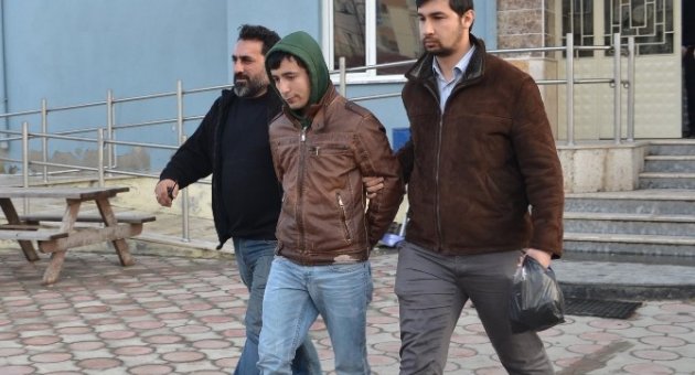 Öldürdükleri Arkadaşının Cenazesine Gidip Saf Tuttular