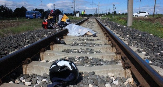 Ölüm Tren Raylarında Yakaladı