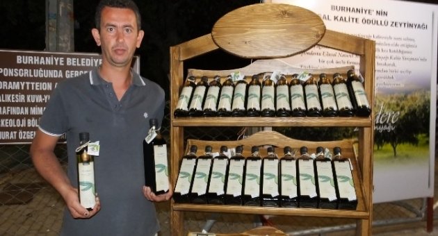 Ören Meydanında Ödüllü Yağlarını Tanıtıyor