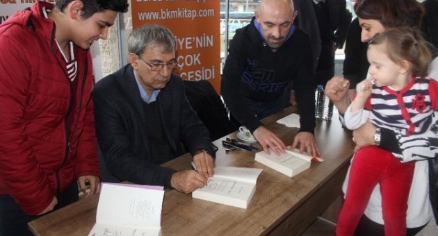 Orhan Pamuk ‘kafamda Bir Tuhaflık’ Kitabını İmzaladı