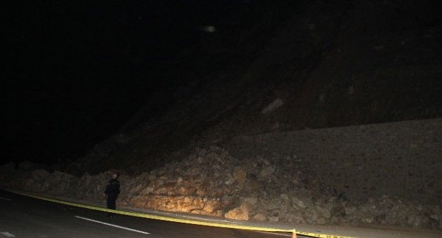 Orhaneli Yolunda Heyelan Meydana Geldi