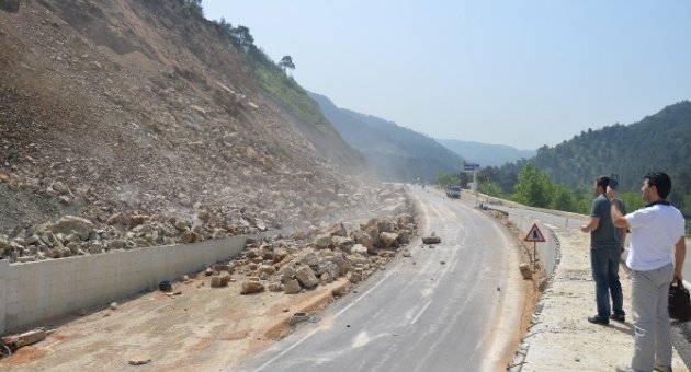 Orhaneli Yolunda Heyelan Tehlikesi Sürüyor