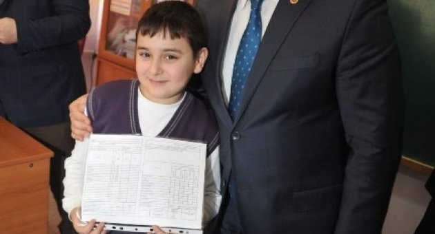 Orhangazi Belediye Başkanı Çağlayan Karne Dağıttı