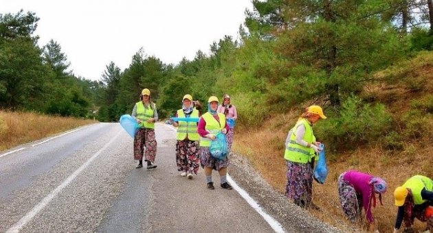 Orman İşçilerinden Çevre Temizliği