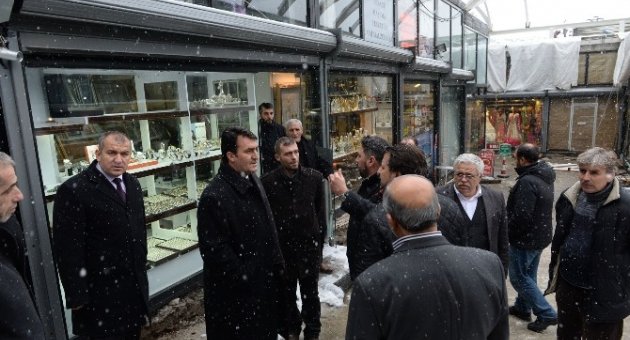 Osmangazi Belediye Başkanı Dündar, Gelinlikçiler Çarşısı’nı Gezdi