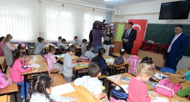 Osmangazi Belediye Başkanı Dündar, Öğrencilere Çanta Dağıttı
