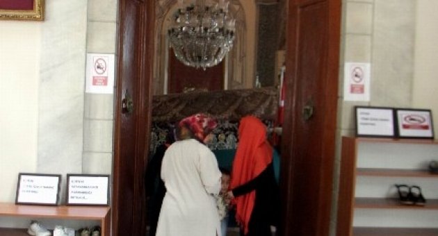 Osmangazi Türbesine Artık Ayakkabı İle Girmek Yasak