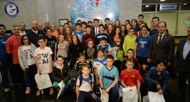 Osmangazi’li Yüzücüler Olimpiyatlara Hazırlanıyor