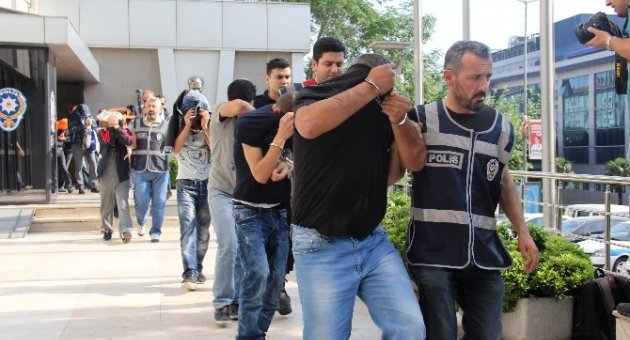 Otobanda Yaşı Küçük Kızları Ve Eşlerini Pazarlayan Çete Çökertildi