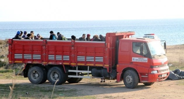 Otobüsle Geldiler, Yakalanıp Kamyonla Taşındılar