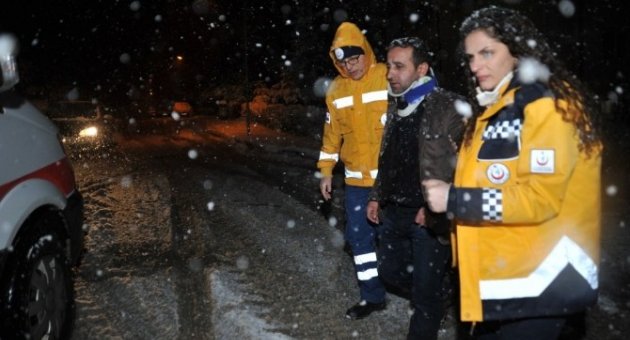 Otomobil Buzlu Yolda Cami Bahçesine Uçtu: 1 Yaralı
