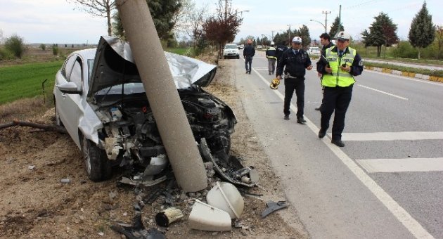 Otomobil Direğe Çarparak Durabildi