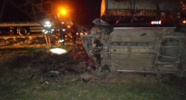 Otomobil Elektrik Direğini Devirdi: 2 Yaralı
