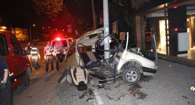 Otomobil İkiye Bölündü: 1 Ölü