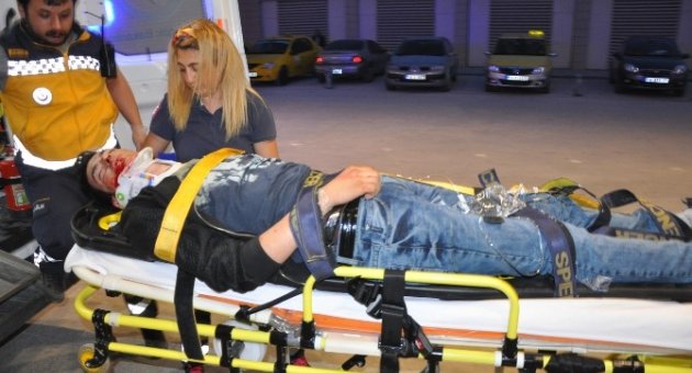 Otomobil İstinat Duvarına Çarptı: 2 Yaralı