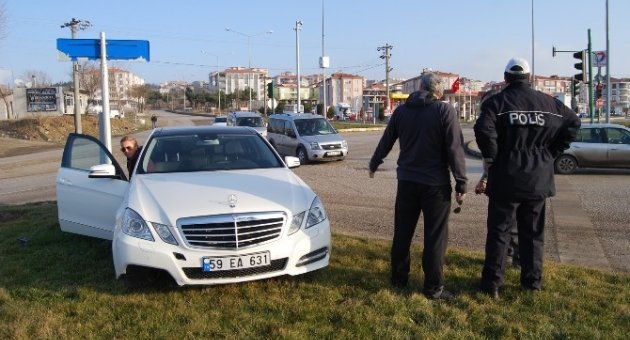 Otomobil Kavşaktaki Refüje Çıktı