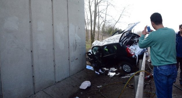 Otomobil Köprü Ayağına Çarptı: 1 Yaralı