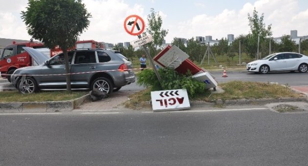 Otomobil Orta Refüje Çıktı