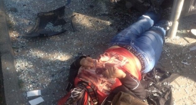 Otomobil Otobüs Durağına Daldı