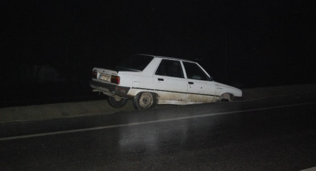 Otomobil Su Kanalına Uçtu: 1 Yaralı