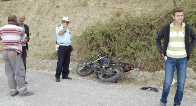 Otomobile Çarptı, Motosikleti Bırakıp Kaçtı
