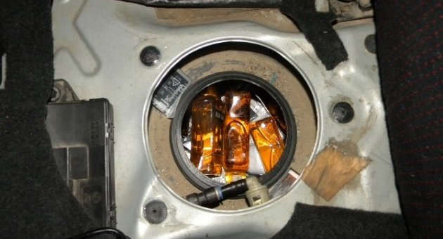 Otomobilin Benzin Deposundan Kaçak Cep Telefonu Ve İçki Çıktı