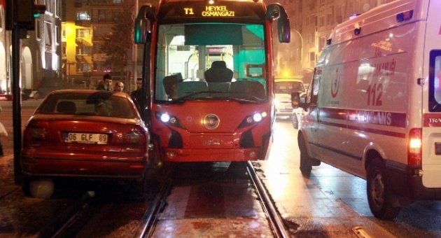 Otomobiliyle ‘ipekböceği’ne Çarptı