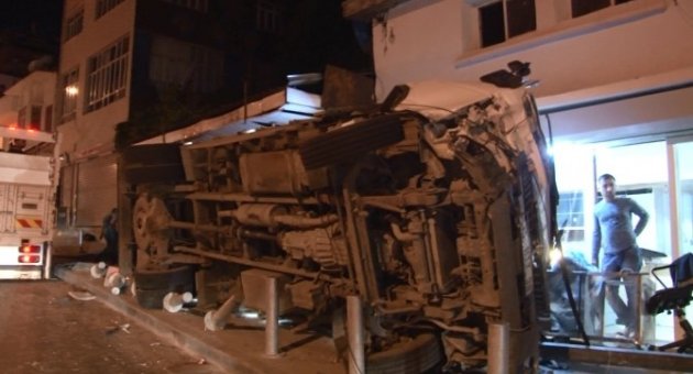 Otomobille Çarpışan Kamyon Devrildi: 2 Yaralı