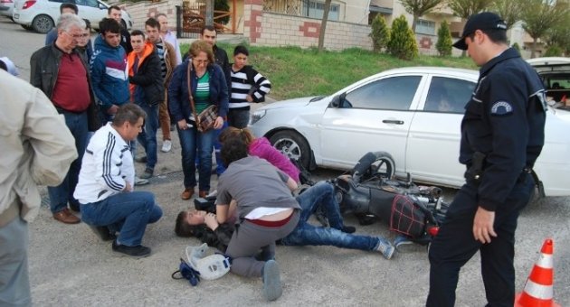 Otomobille Çarpışan Motosikletli Yaralandı