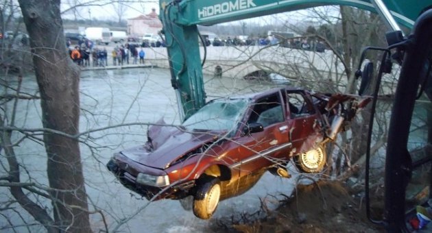 Otomobille Nehre Uçtular