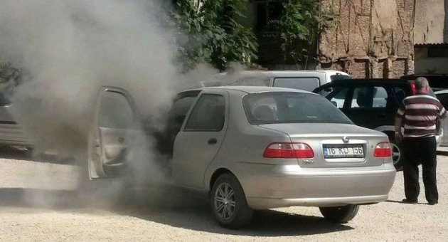 Otoparkta Alev Alan Otomobil Paniğe Sebep Oldu