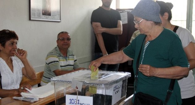Oy Kullanmak İçin Erkenden Sandıklara Koştular