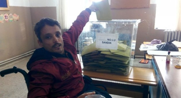 Oy Kullanmaya Akülü Sandalyeyle Geldi