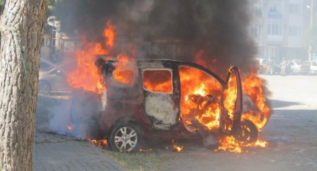 Oyun Oynayan Çocuklar Aracı Yaktı