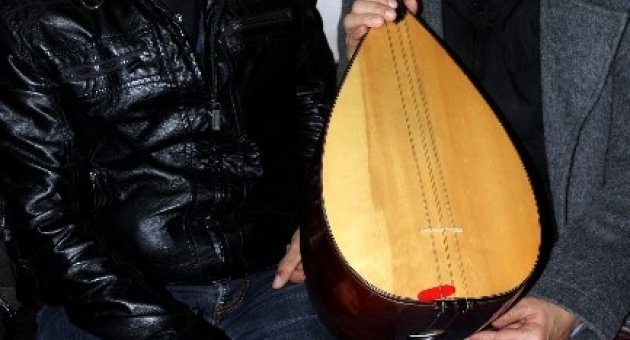 (özel Haber ) Japon Gelin Bağlama Çalıyor, Türk Sanat Müziği Söylüyor