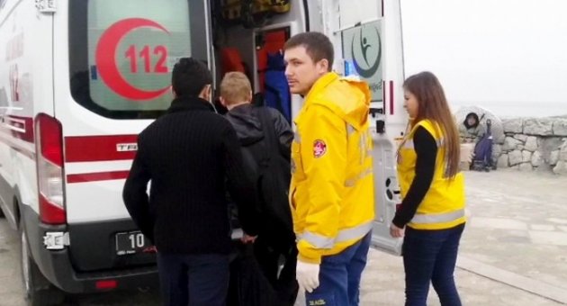 (özel Haber) - Şakalaşırken Denize Düşen Çocuklar Hastanelik Oldu