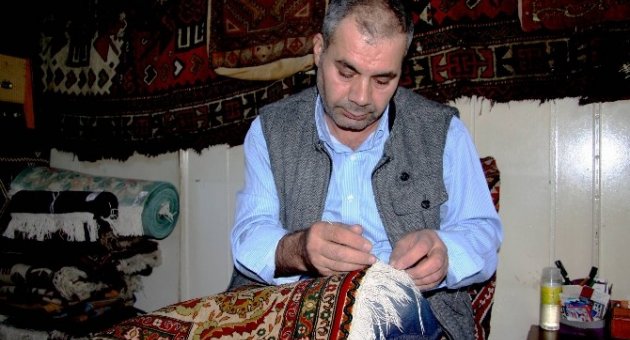 (özel Haber) 35 Yıldır El Dokuması Halıları Tamir Ediyor