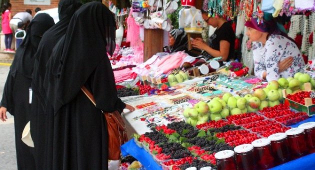 (özel Haber) 6 Asırlık Çınara Arap Turist Akını