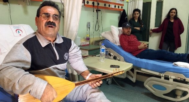 (özel Haber) Ağır Hastalara Sazıyla Moral Veriyor