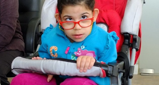 (özel Haber) Beyin Felci Olan Kızı İçin Hayırseverlerin Yardımını Bekliyor