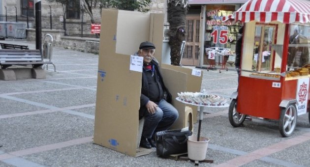 (özel Haber) Bilet Satıcı Soğuktan Böyle Korunuyor