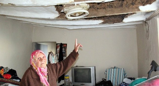 (özel Haber) Böbrek Hastası Yaşlı Kadın Çatısı Çöken Evde Hayat Mücadelesi Veriyor