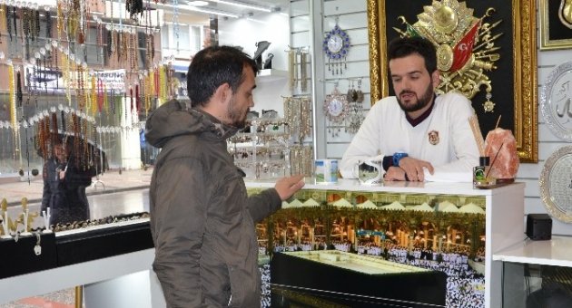 (özel Haber) Bu Bardaklar Besmele Çekiyor, Şükrediyor Ve İlahi Okuyor