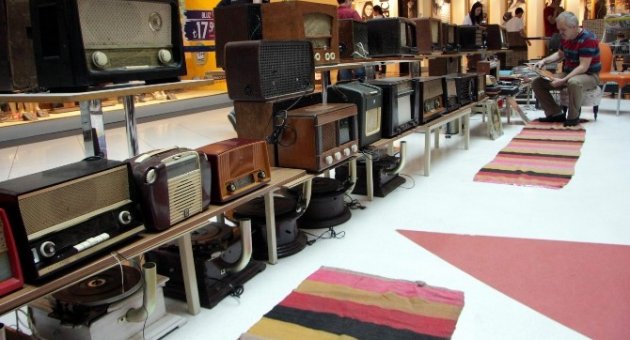 (özel Haber) Bursa’da Şarkılar 100 Yıllık Radyolardan Çıkıyor