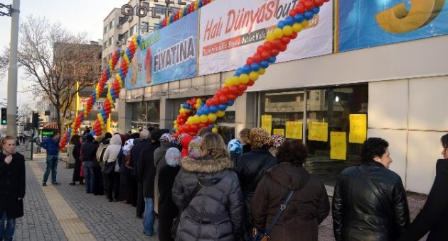 (özel Haber) Bursa’da Ucuz Halı İzdiham