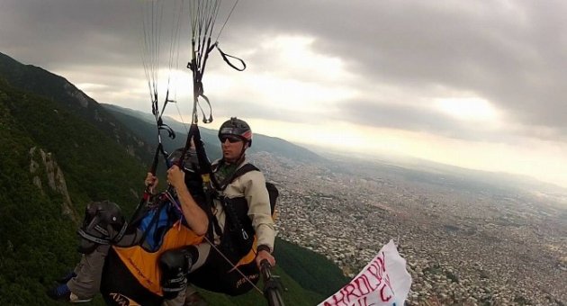 (özel Haber) Çin’e Bir Protesto Da 800 Metre Yükseklikte Geldi
