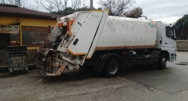 (özel Haber) Çöp Kamyonundaki Deney Tüpleri Bomba Gibi Patladı: 1 Yaralı
