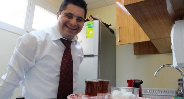 (özel Haber) Down Sendromlu Ömer Serhat, Garsonlukta 7. Yılı Geride Bıraktı