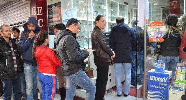 (özel Haber) Ekmek Kuyruğu Değil, Eczane Kuyruğu